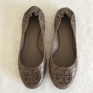Tory Burch brown croc embossed leather logo flats